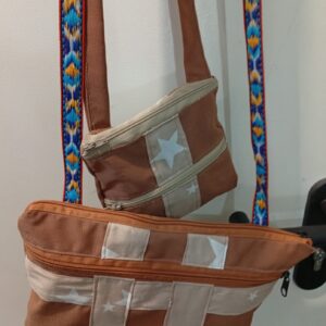 שני תיקים מאותם בדים עם שילובים שונים